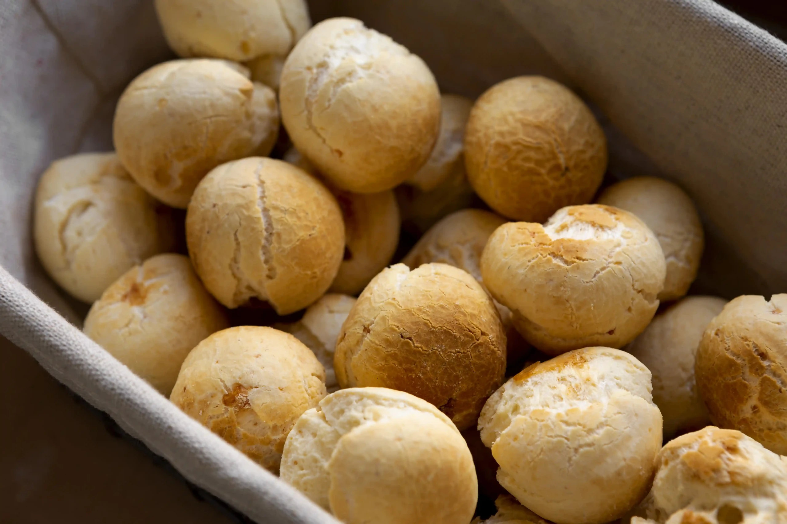 Foto do prato Pão de Queijo com Presunto e Mussarela